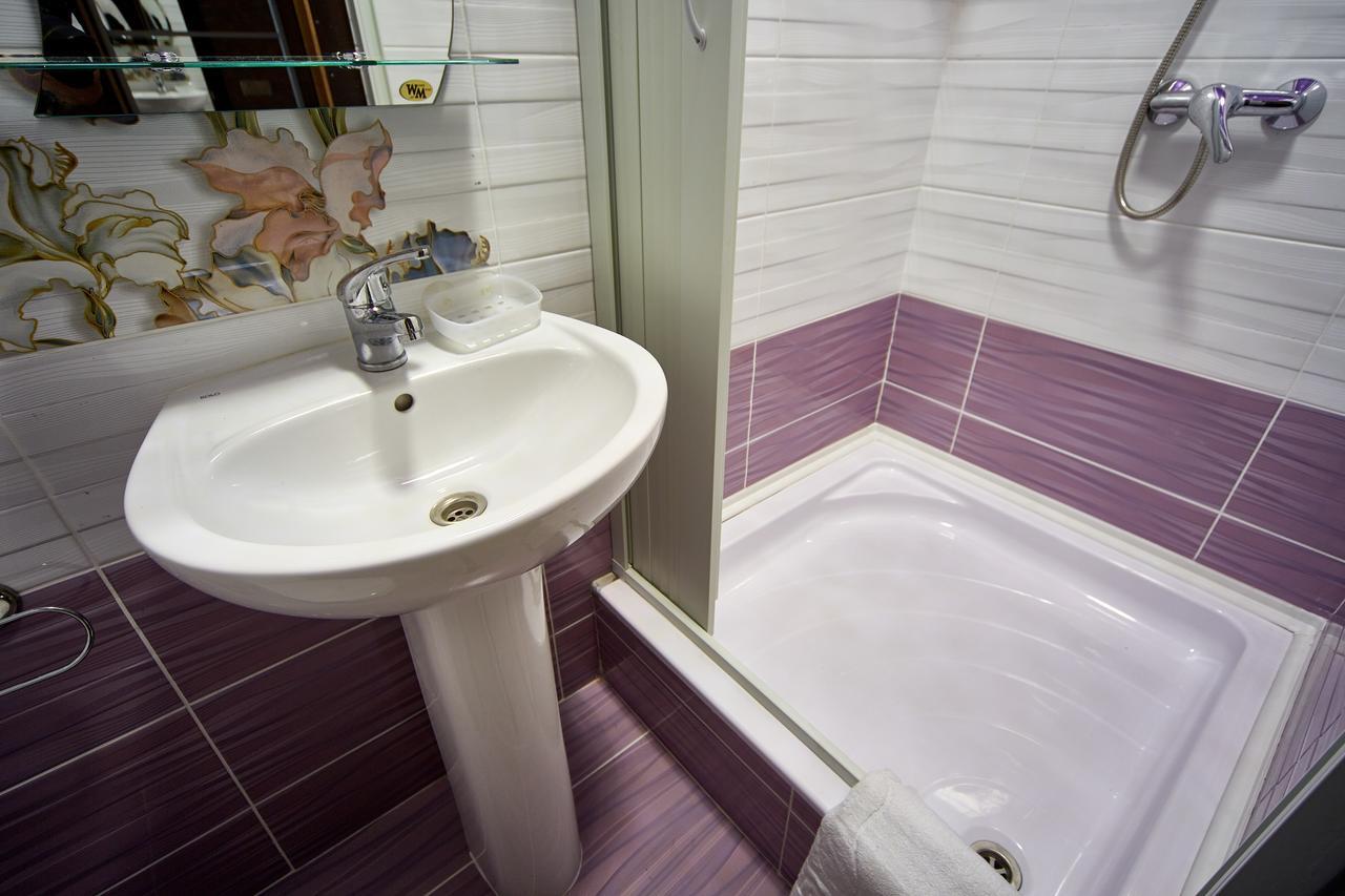 Domashniy Hotel Kamjanets-Podilsky Buitenkant foto